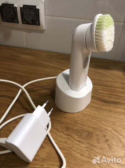 Очищающая щетка для лица Clinique