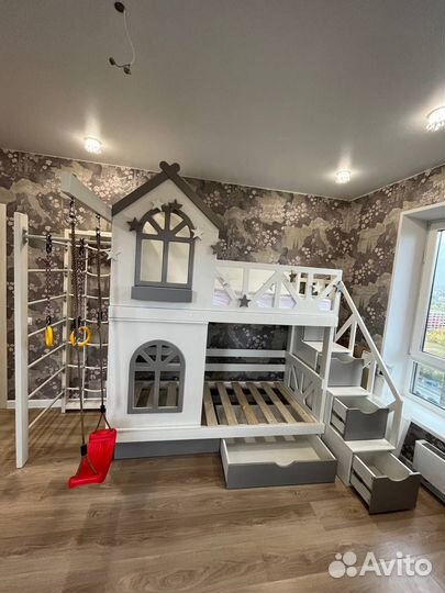 Двухярусная кровать домик со шведской стенкой б/у