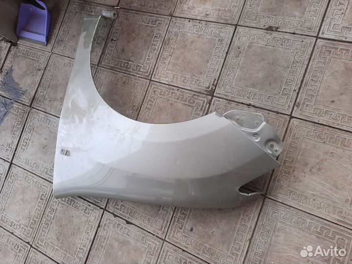 Переднее левое крыло на Renault logan 2