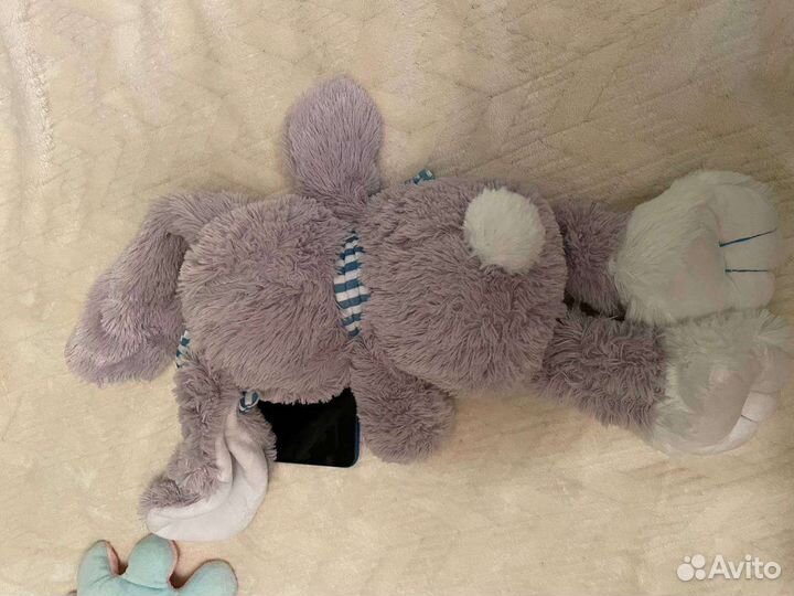 Большой плюшевый заяц