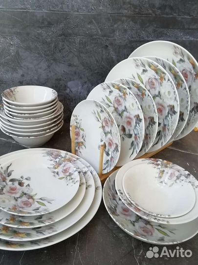 Набор столовой фарфоровой посуды из 42 предметов