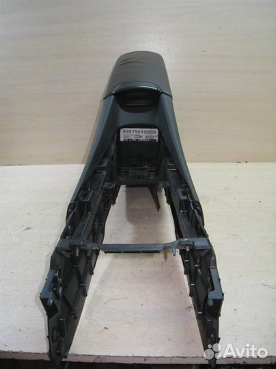 Консоль центральная с подлокотником Toyota Avensi