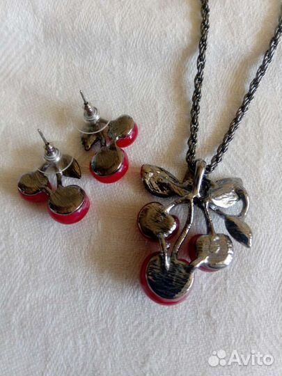 Серьги с кулоном на цепочке Вишенки