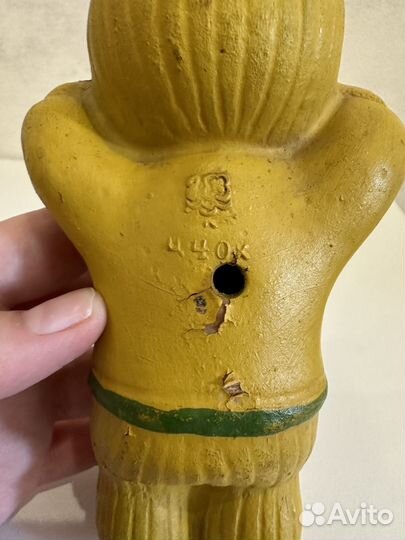 Резиновый пупс в желтом костюме