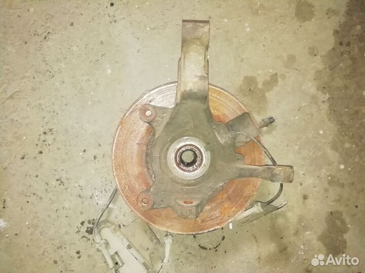 Поворотный кулак передний правый Рено Лагуна 1