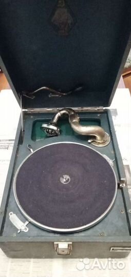 Старинный патефон и радиола