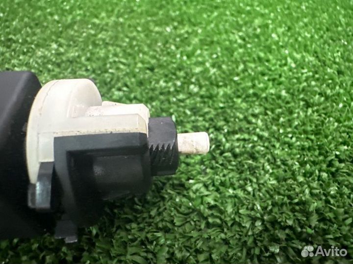 Датчик включения стоп-сигнала Hyundai Solaris 1 RB