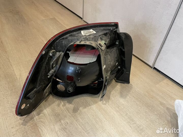 Фонарь задний правый поло седан. Стекло разбито