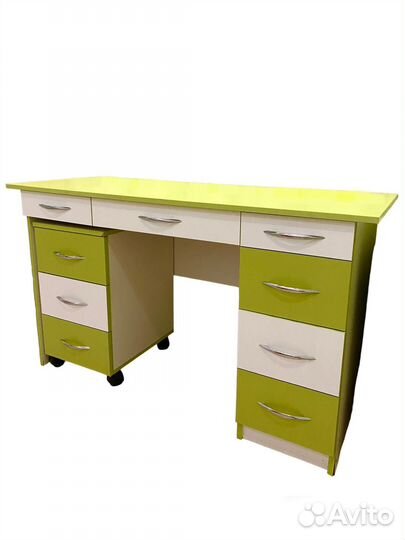 Письменный стол цвета 