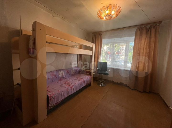 Комната 12 м² в 6-к., 1/4 эт.