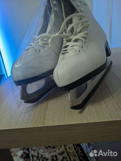 Новые женские фигурные коньки