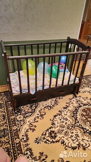 Детская кроватка с маятником и ящиком