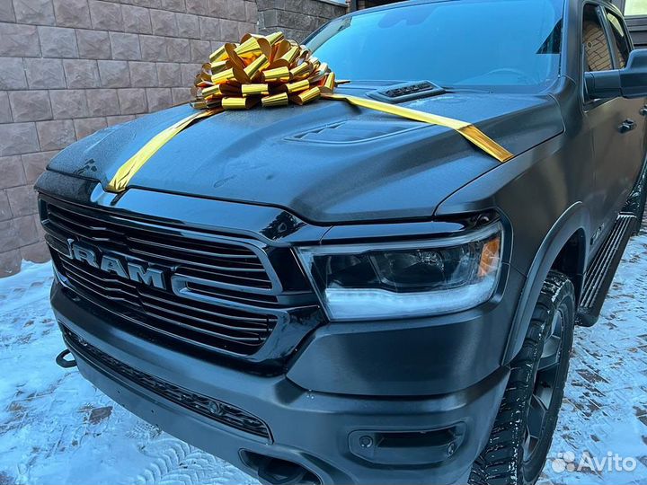 Подарочный бант из лент на авто