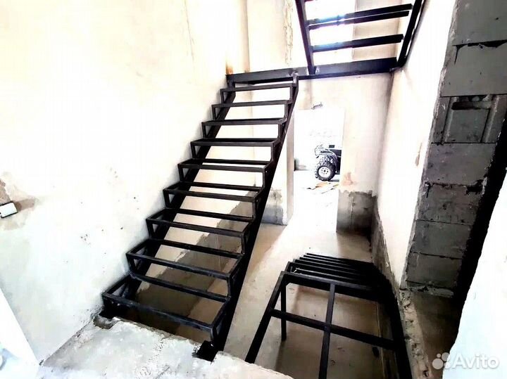 Лестница на металлокаркасе для дома