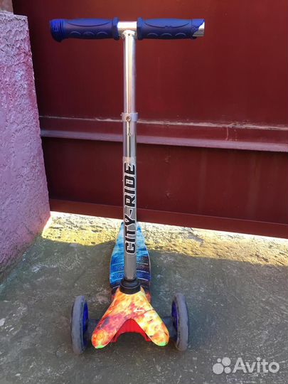 Самокат трехколесный со светящимися колесами