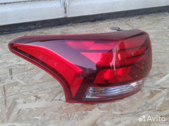Фонарь правый Mitsubishi Outlander 3 2012-2015