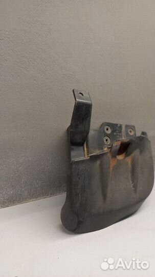 Брызговик передний правый Mitsubishi L 200