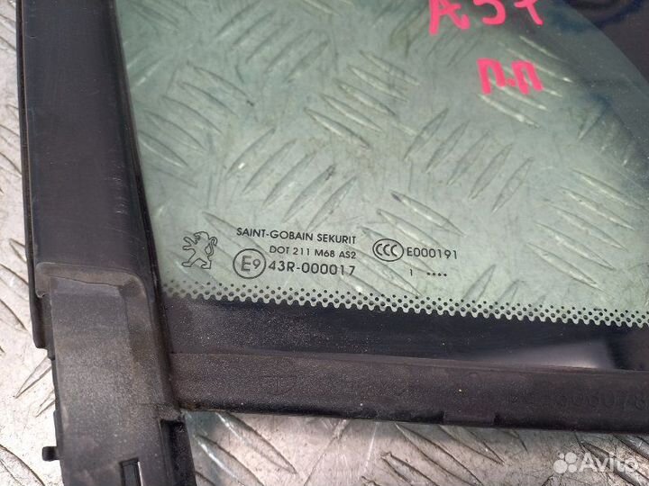 Стекло двери передней правой (форточка) Peugeot