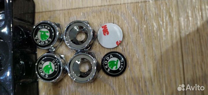 Металлические болты номерного знака