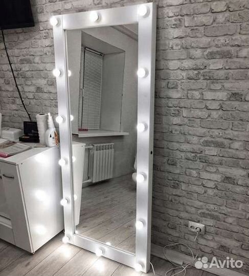 Гримерное зеркало с лампочками на колесиках