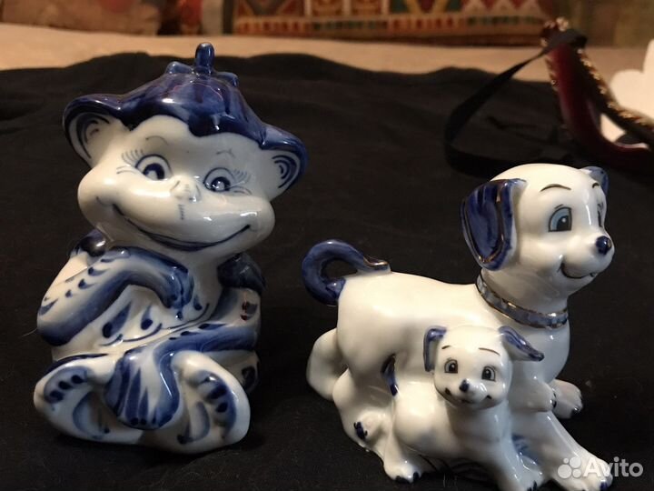 Фигурки, маска, гжель