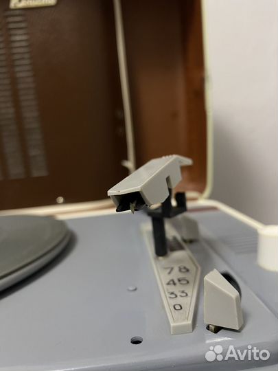 Проигрыватель винила Юность