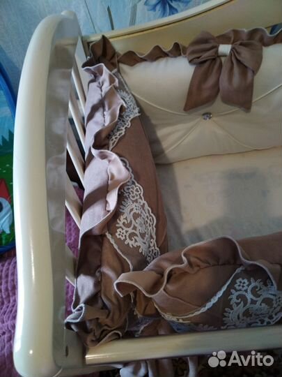 Детская кроватка с маятником и ящиком