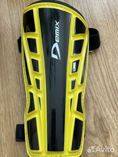 Футбольные щитки Demlx