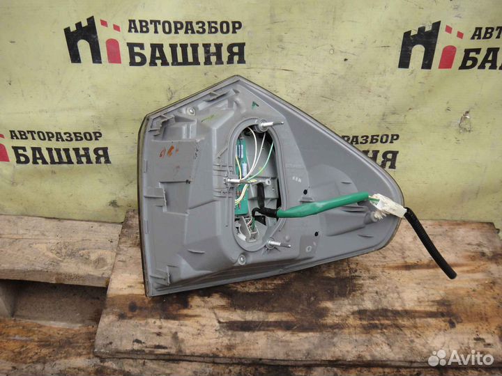 Toyota harrier Фонарь левый наружний