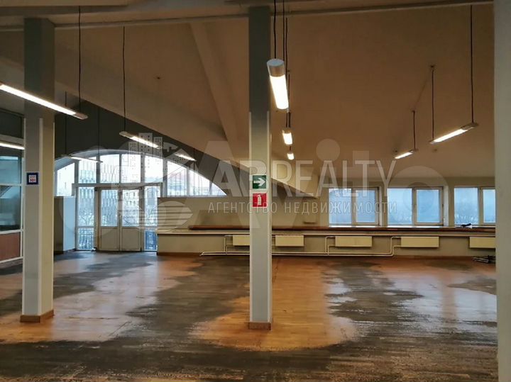 Здание 2004 м² рядом с метро