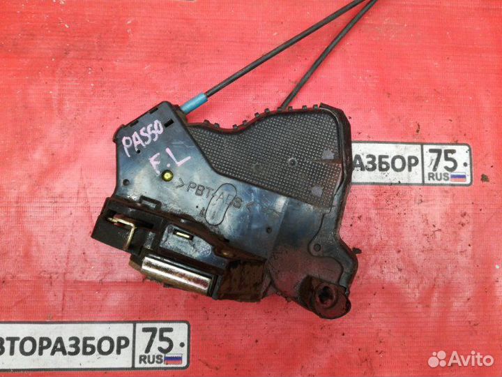 Замок двери передний левый Toyota Passo KGC10