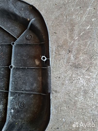 Накладка подкапотная Nissan Fuga