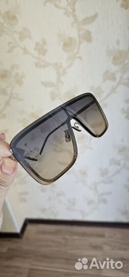 Солнцезащитные очки Saint Laurent