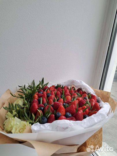 Букет из клубники и роз