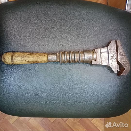 Старинный разводной ключ