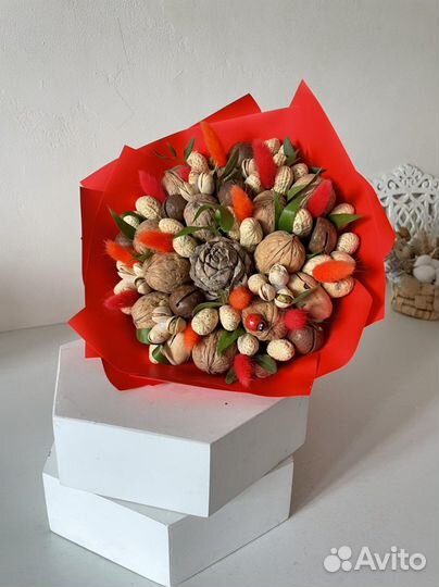 Букет из орехов с сухоцветами