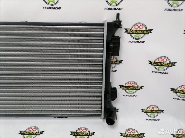 Радиатор охлаждения двигателя Hyundai Solaris