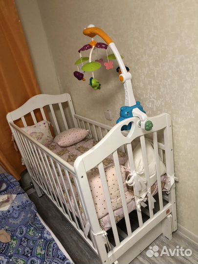 Детская кроватка с маятником и матрасом