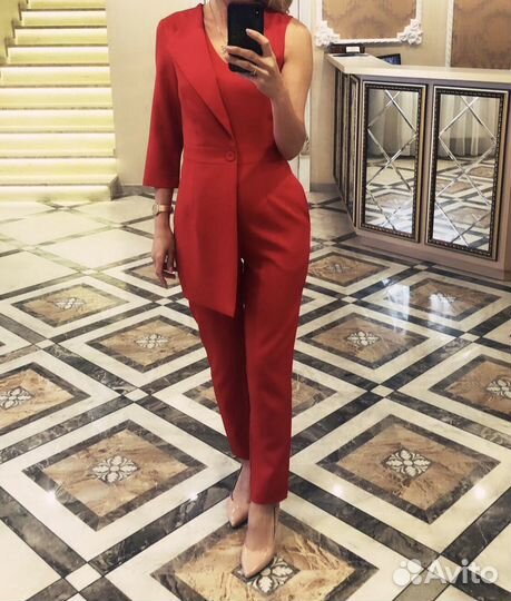 Комбинезон, очень круто смотрится, можно на выпуск