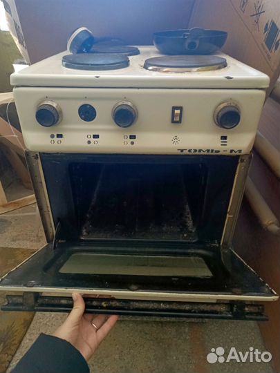 Плита электрическая, работают две конфорки