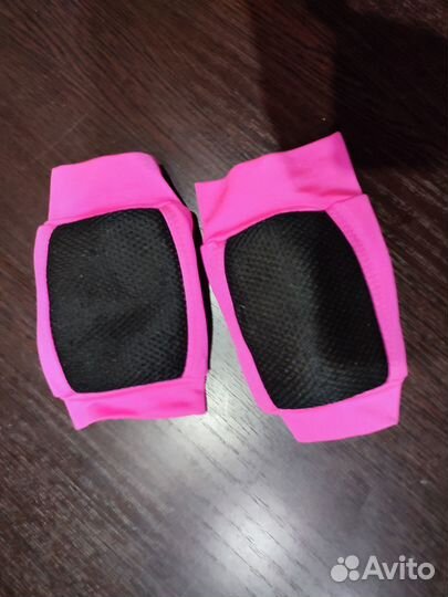 Наколенники, резинка и скакалка