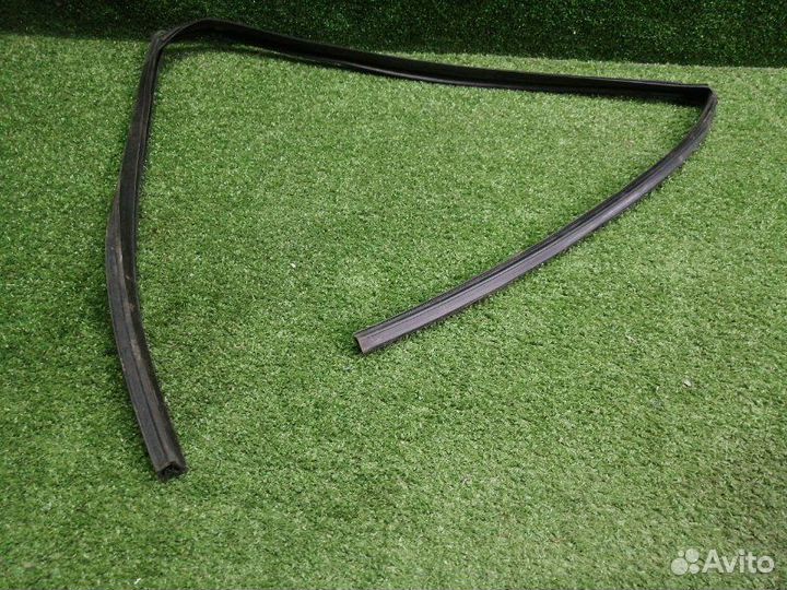 Уплотнитель стекла двери задний правый Lexus Es