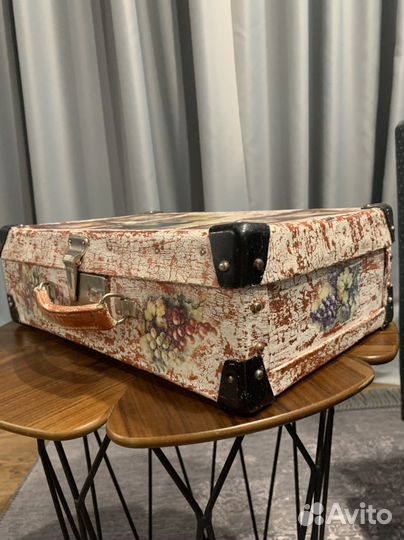 Интерьерный чемодан
