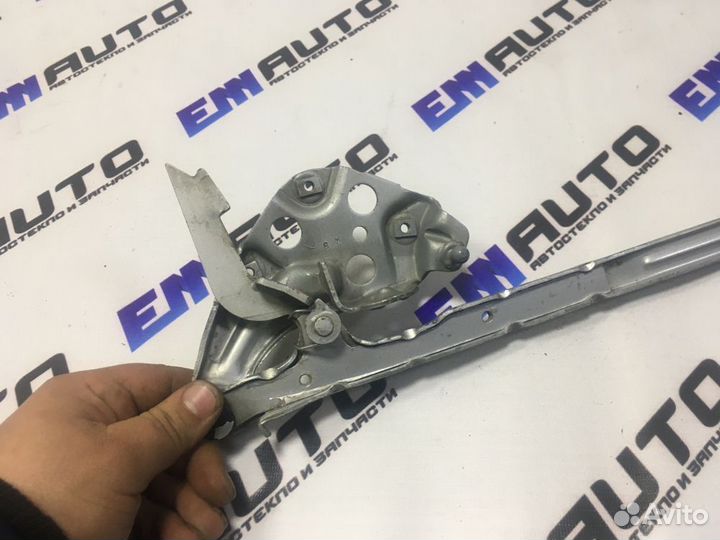 Петля капота правая Мерседес Бенз W210