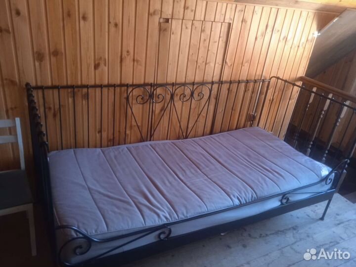 Кровать