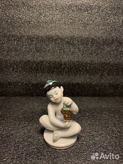 Мальчик с виноградом лфз