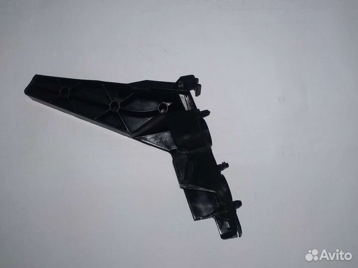 Направляющая переднего бампера правая