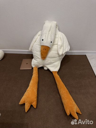 Большой плюшевый гусь обнимусь