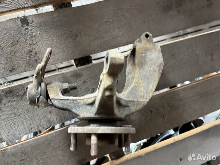 Поворотный кулак правый Ford Focus 2