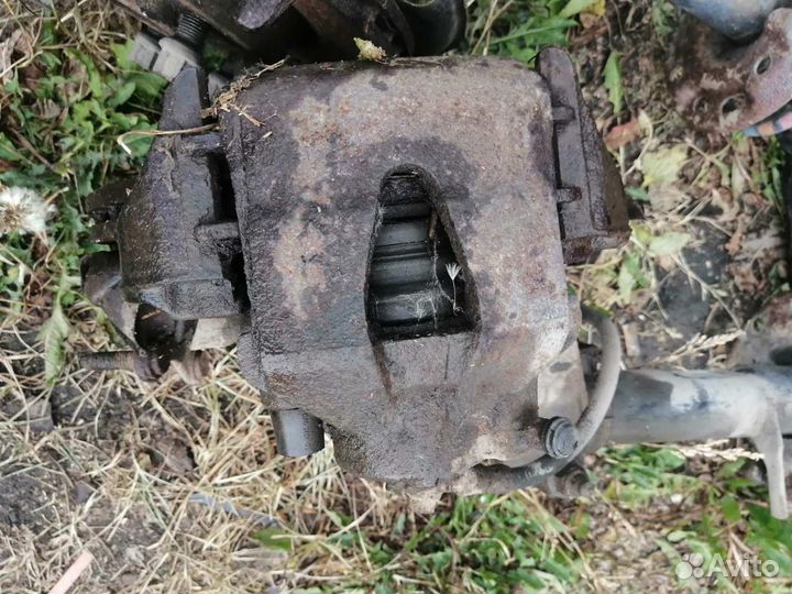 Суппорт передний левый, правый Skoda Octavia A5